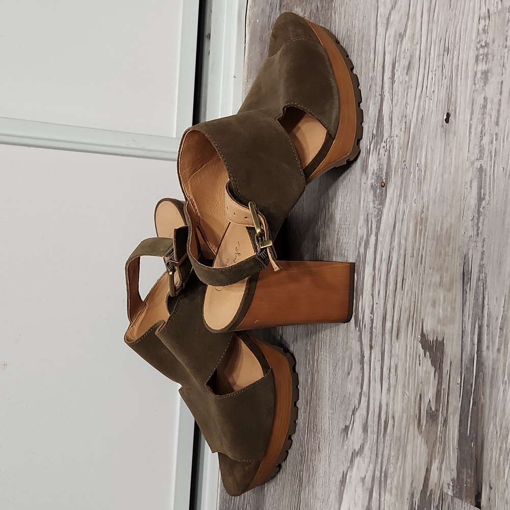 Crown Vintage Woman's 9.5 Olive Green with wood and tan colors